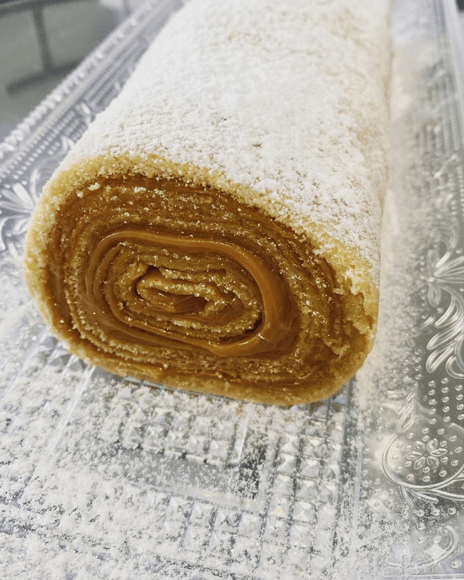Bolo de rolo de doce de leite servido em taça grande