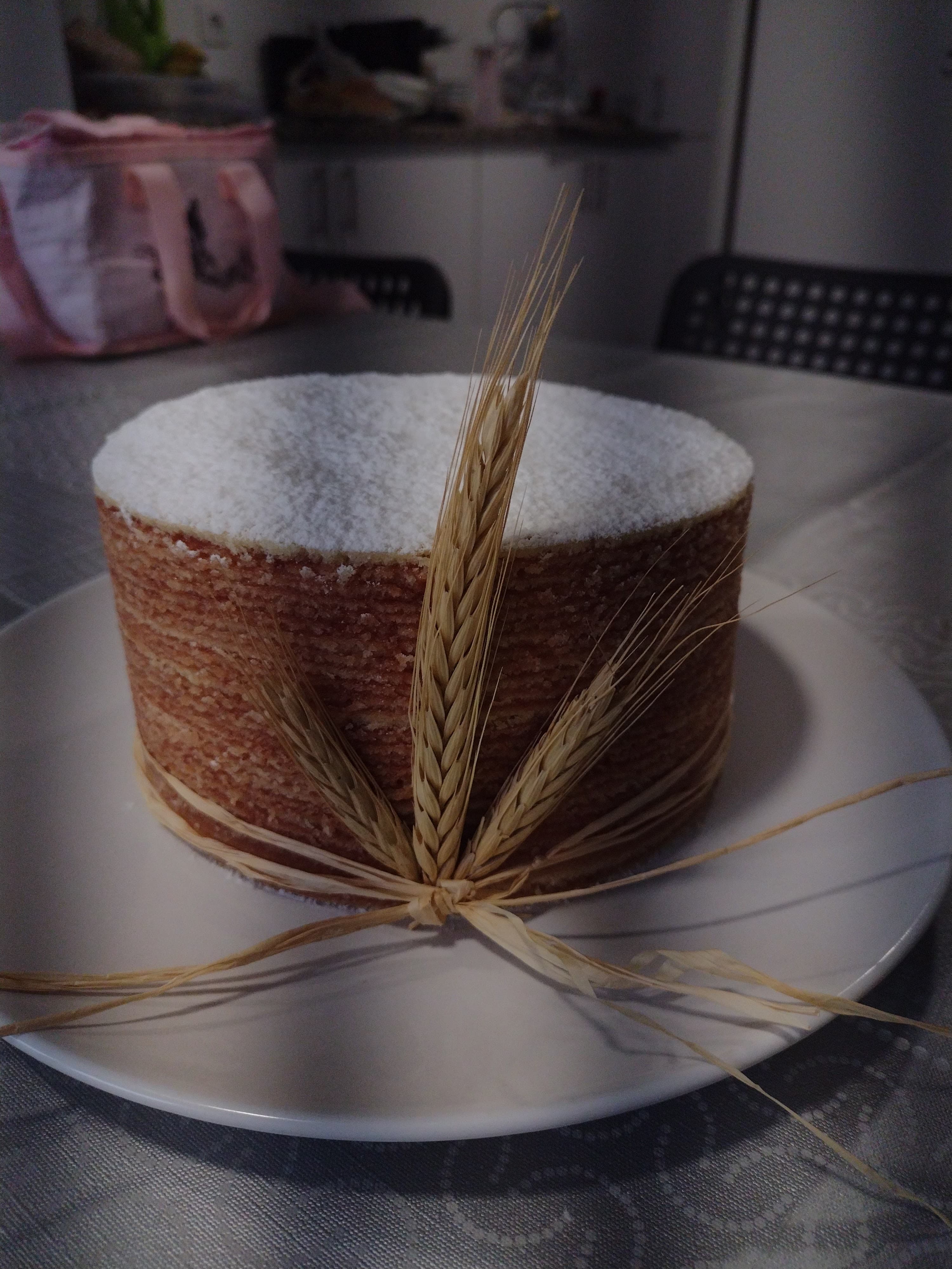 Bolo de rolo redondo polvilhado com açúcar