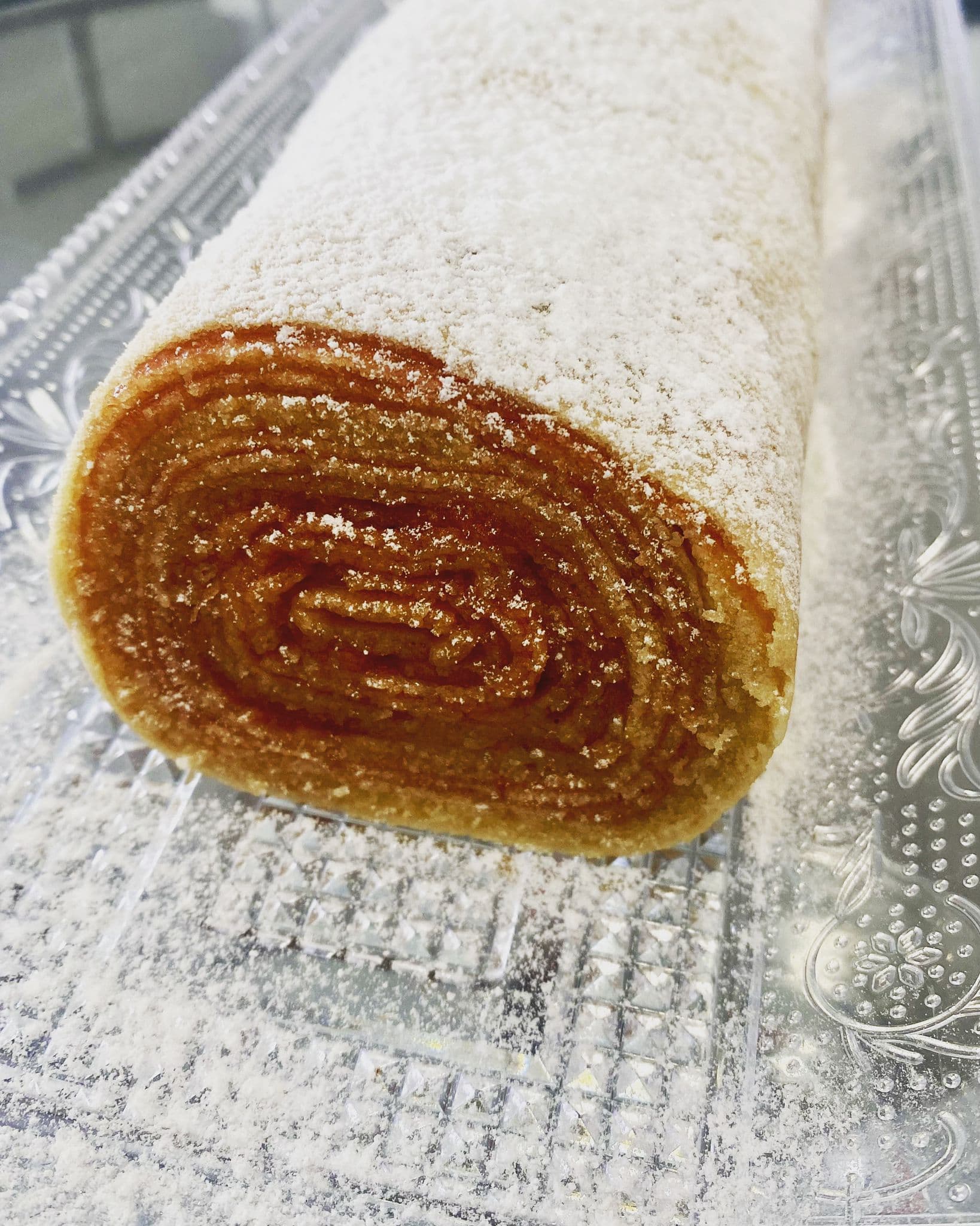 Bolo de rolo tradicional sobre bandeja